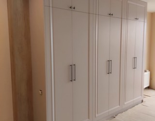 Широкий шкаф под потолок 